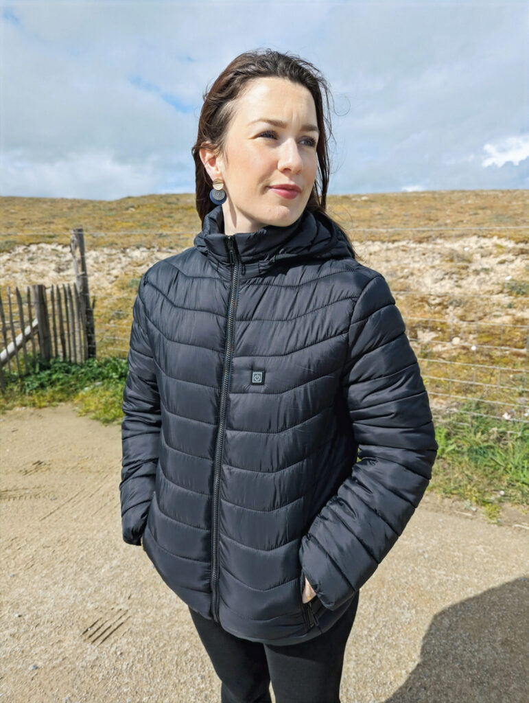 Doudoune chauffante E-KAUF portée en extérieur